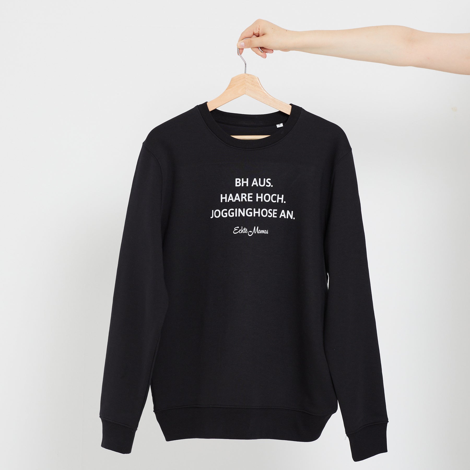 Sweatshirt: BH aus. Haare hoch. Jogginghose an.