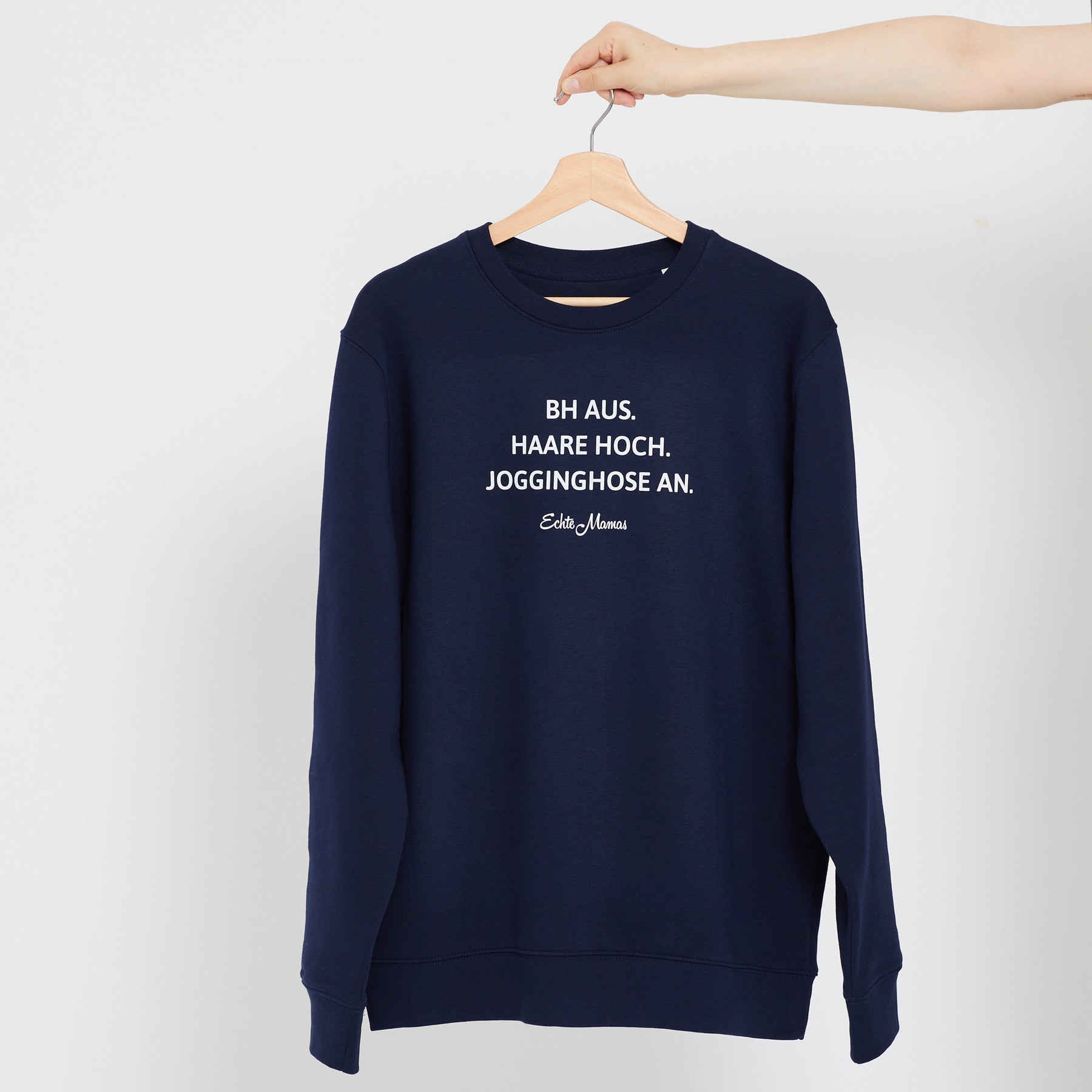 Sweatshirt: BH aus. Haare hoch. Jogginghose an.